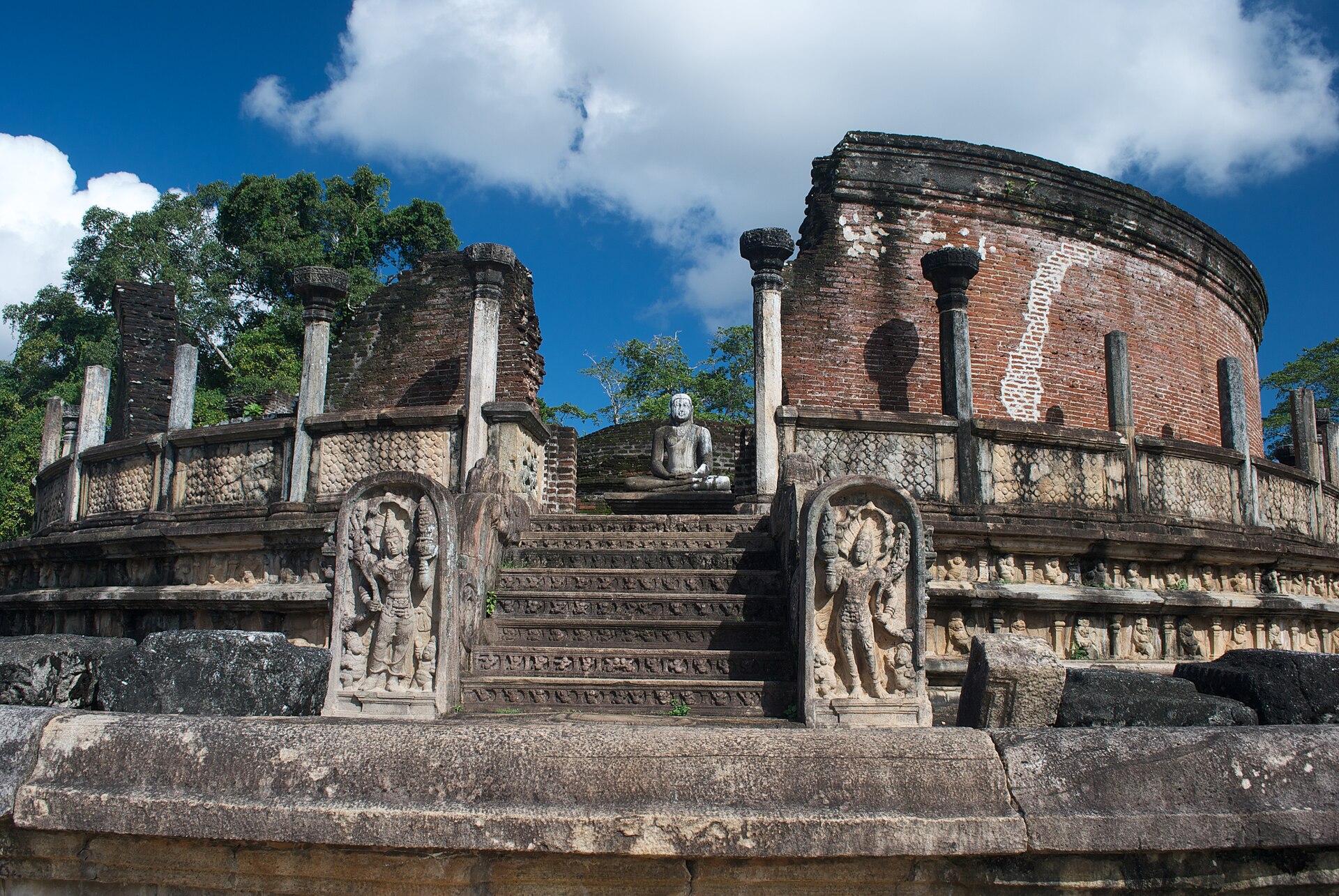 Stone columns and sacred architecture at the Polonnaruwa Vatadage